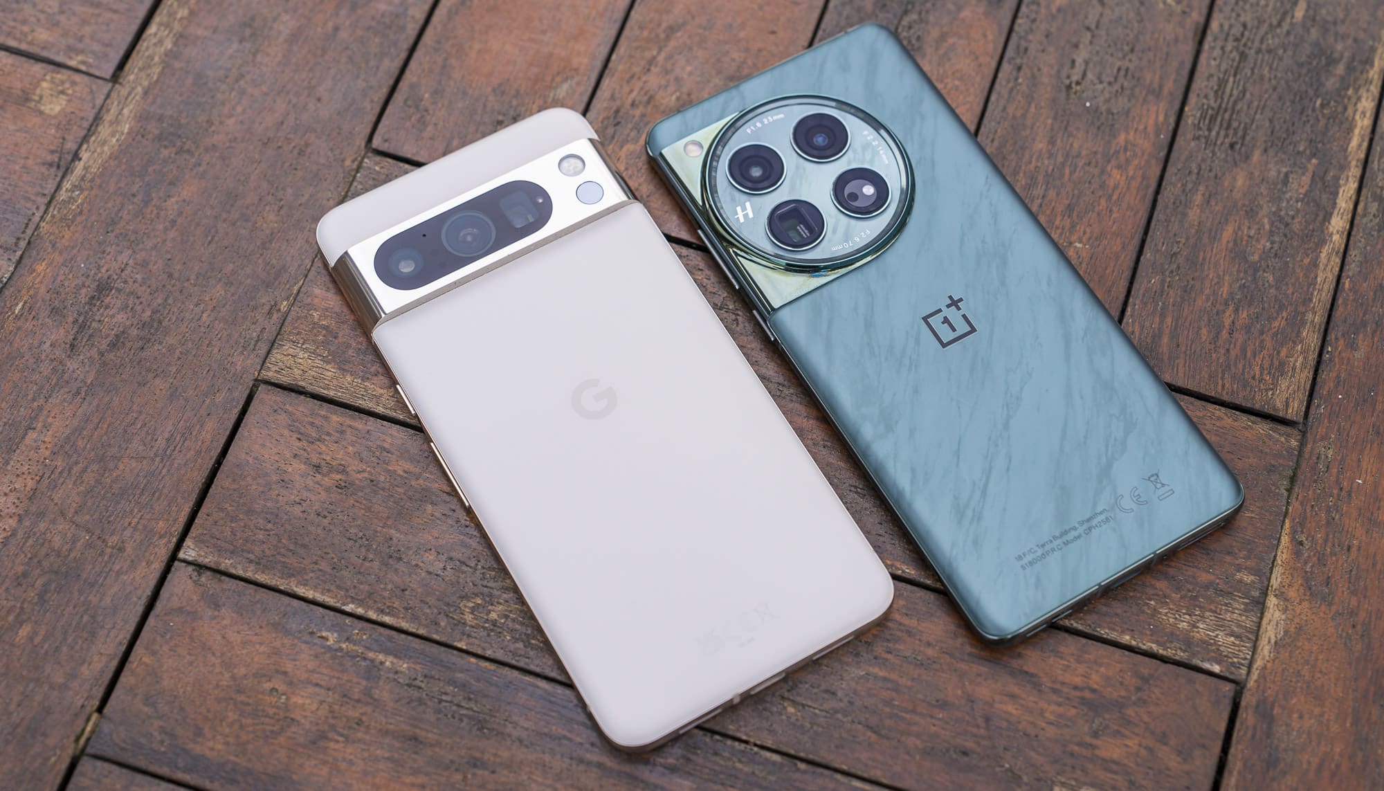 OnePlus 12 vs Google Pixel 8 Pro review: uitstekende smartphones met ...